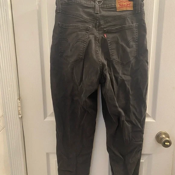 Levi’s Factory Faded Black Gray High Waisted Mom Jeans Women’s Size 29 - Picture 8 of 11